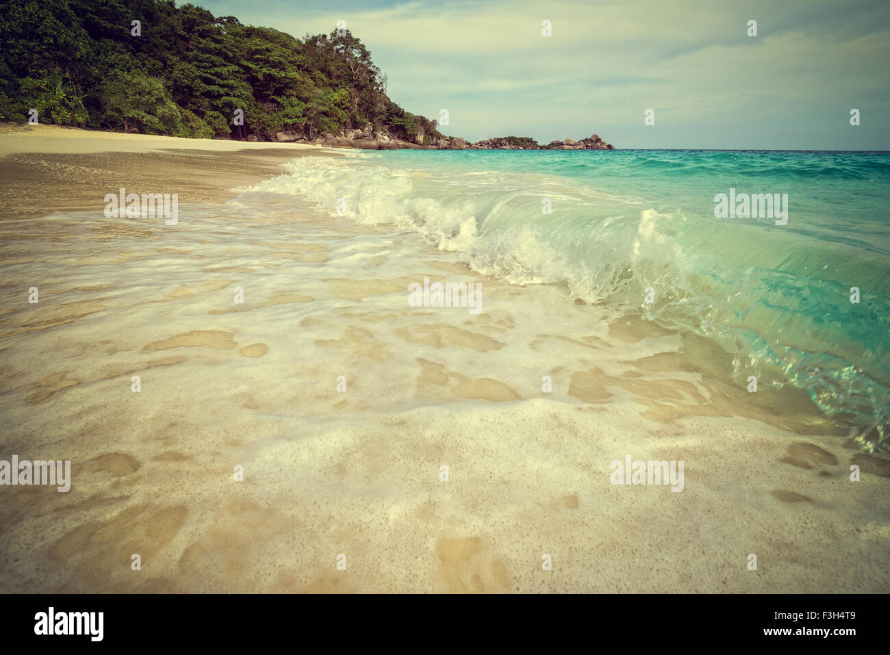 Vintage-Grün Ton Stil hinzufügen Textur Effekt schöne Landschaft Himmel über das Meer und die Wellen am Strand im Sommer bei Koh Miang Stockfoto