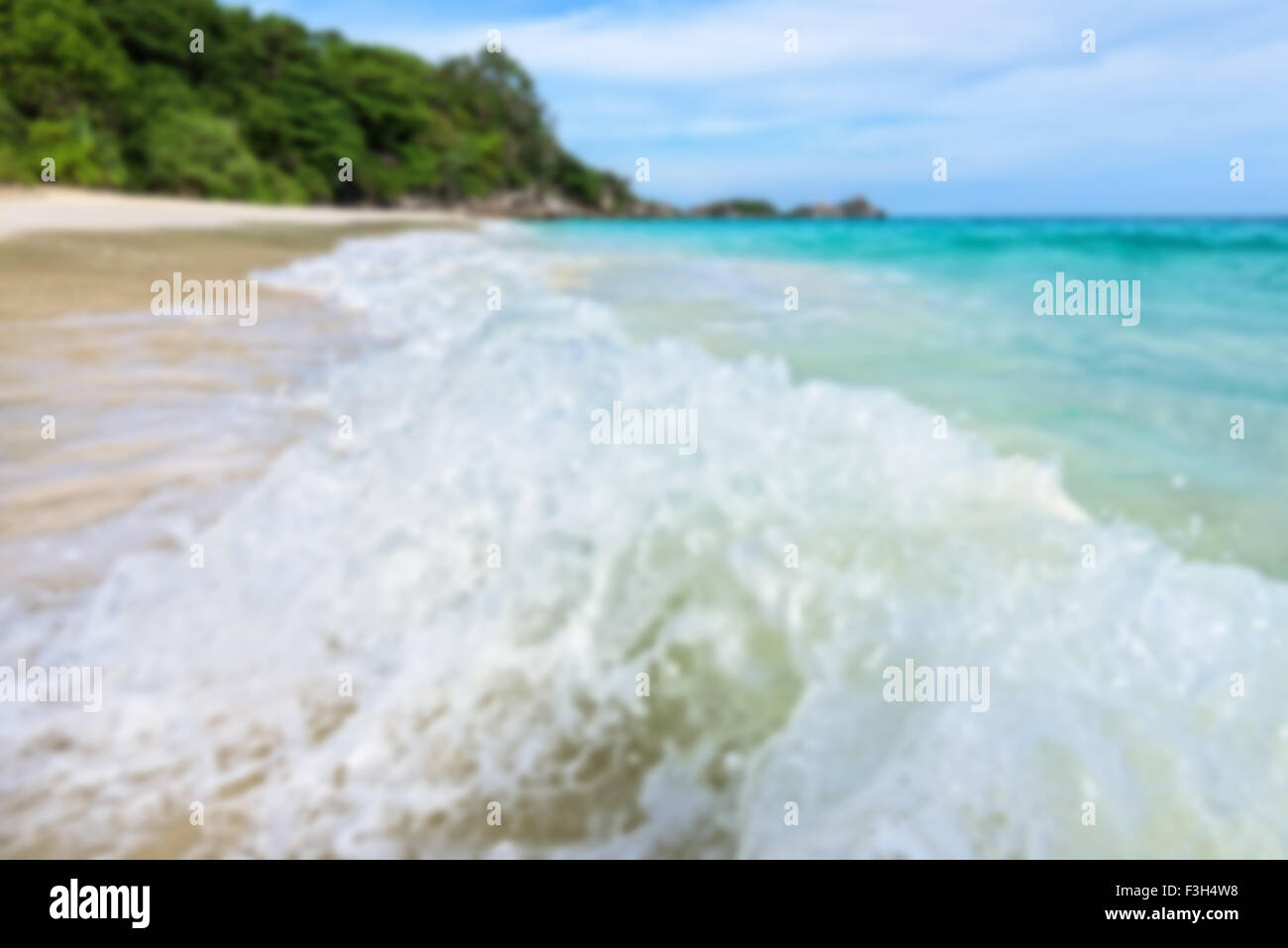 Verschwommene Foto Hintergrund, schöne Landschaft blaue Meer und weißen Wellen am Strand im Sommer auf der Insel Koh Miang Stockfoto