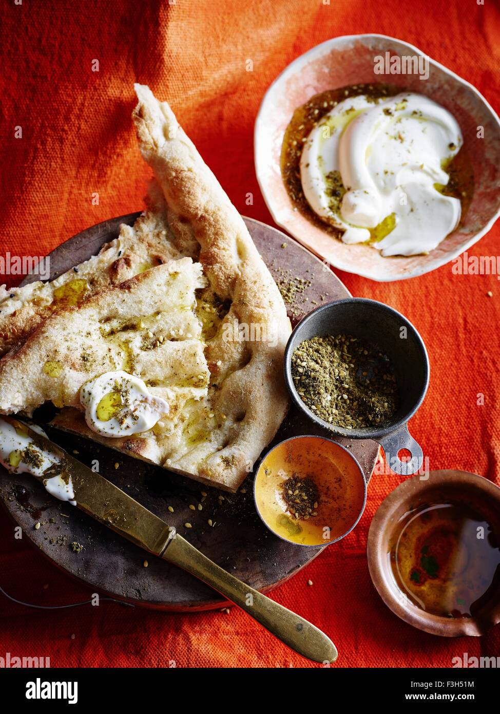 Za'atar Brot, Joghurt, Olivenöl Stockfoto