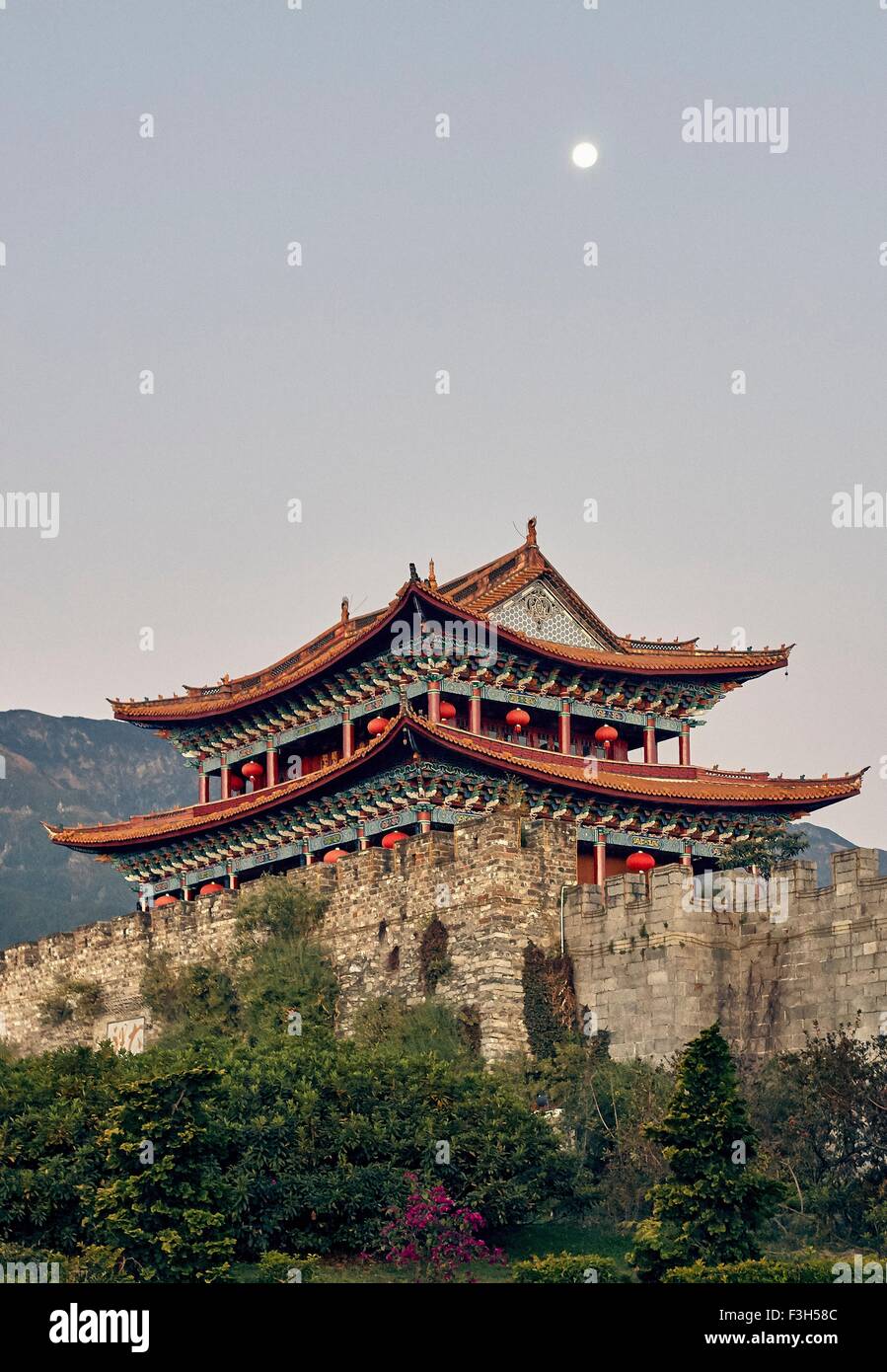 Niedrigen Winkel Ansicht der Pagode und Vollmond, Dali, Yunnan, China Stockfoto