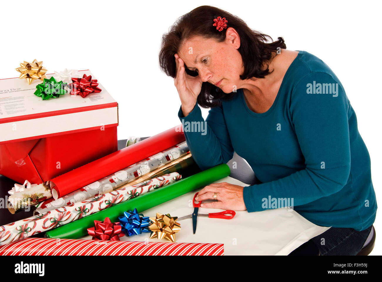 Urlaub Müdigkeit setzt, wie diese Frau Weihnachtsgeschenke Verpacken ist. Stockfoto