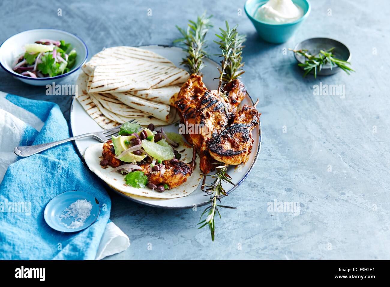 Tortilla wraps mit Chipotle BBQ Chicken und Blackbean Salsa Stockfoto