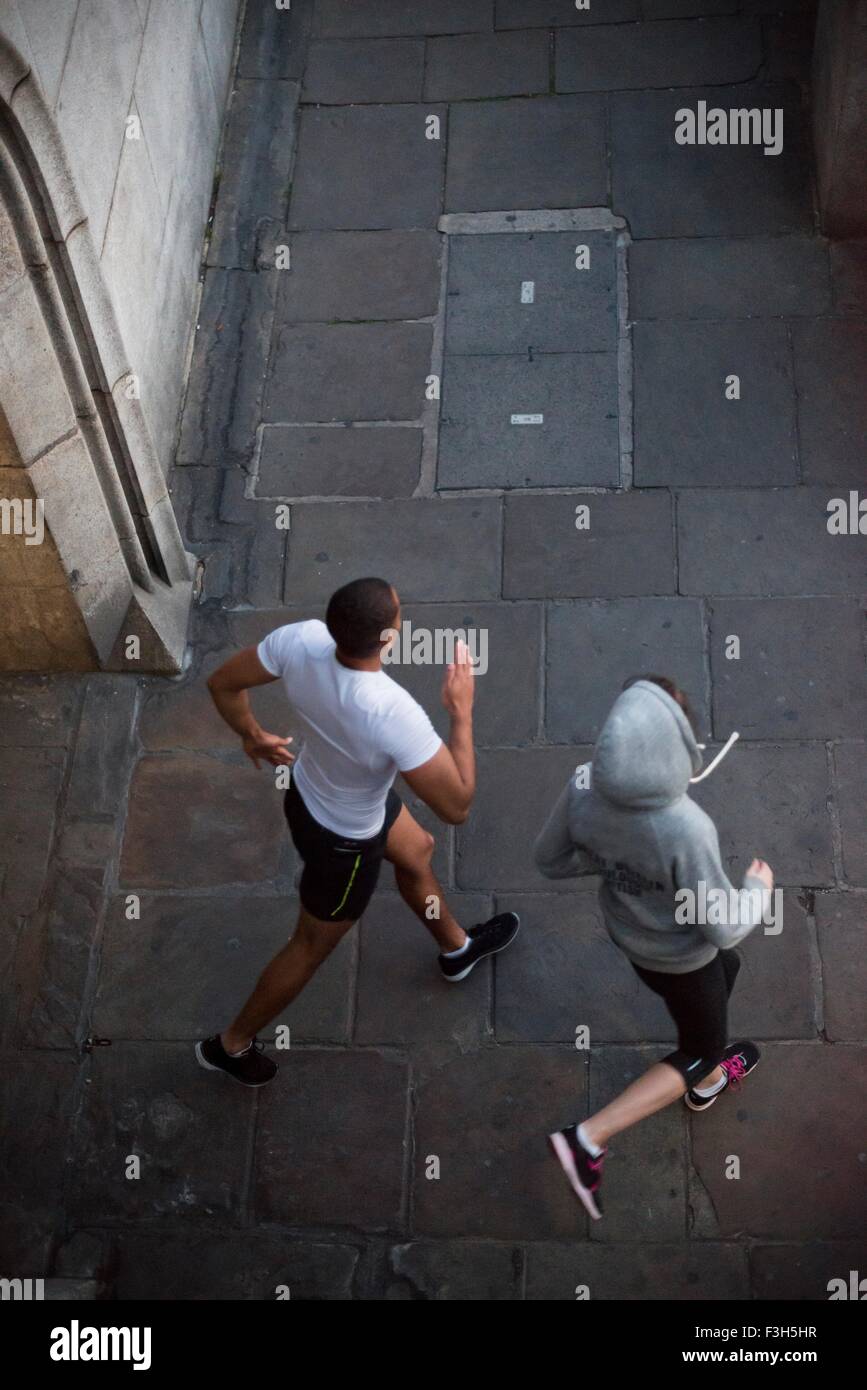 Draufsicht der männlichen und weiblichen Läufer läuft in Stadt Stockfoto