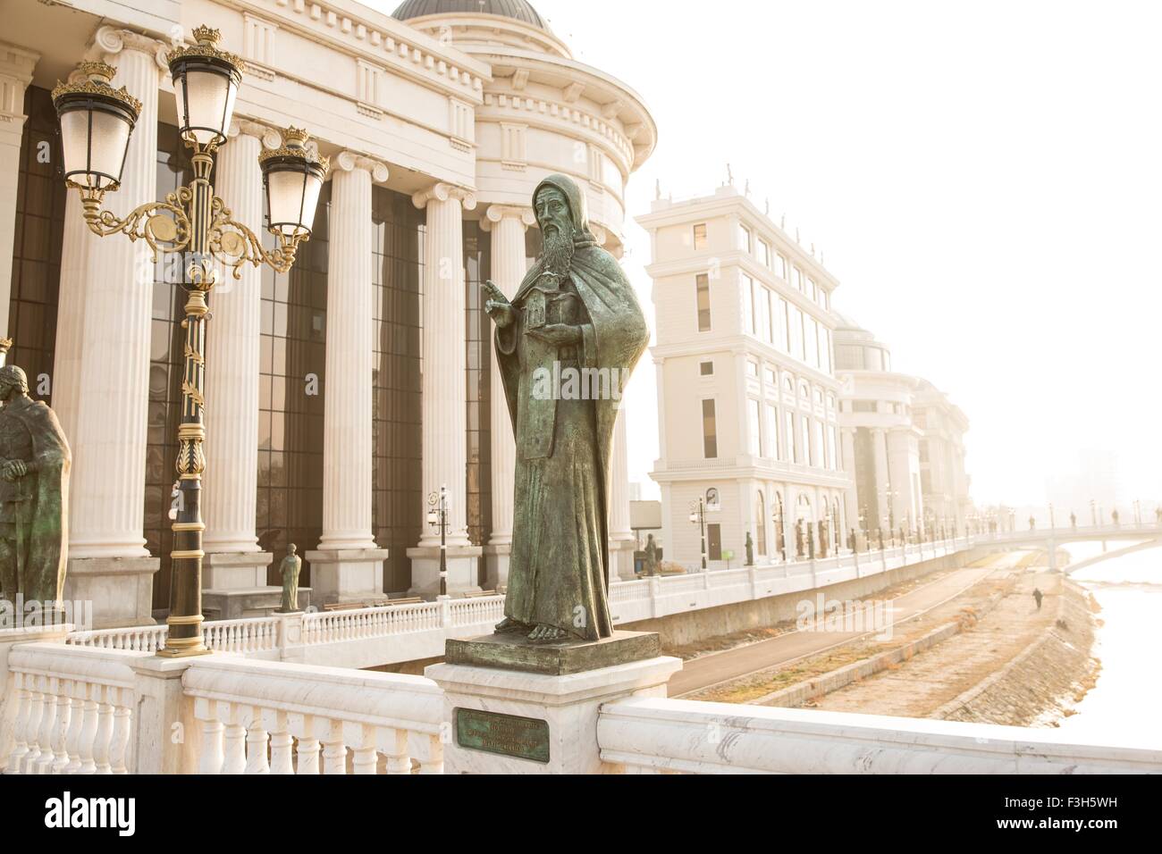 Statuen in der Nähe der alten Stadtbrücke, Skopje, Mazedonien Stockfoto