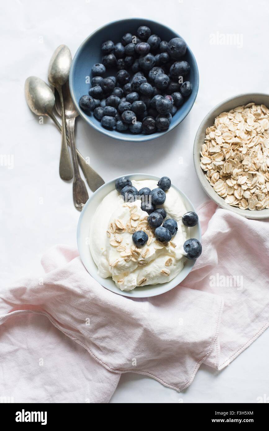 Stillleben mit Joghurt mit Heidelbeeren und Hafer Stockfoto