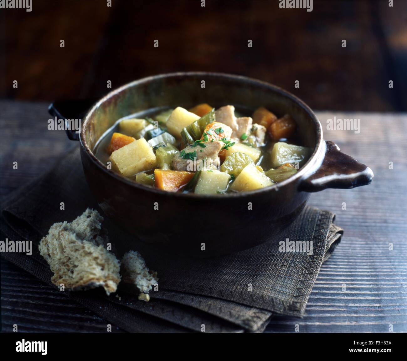 Stillleben mit Kasserolle mit Gemüse und Huhn-Eintopf Stockfoto