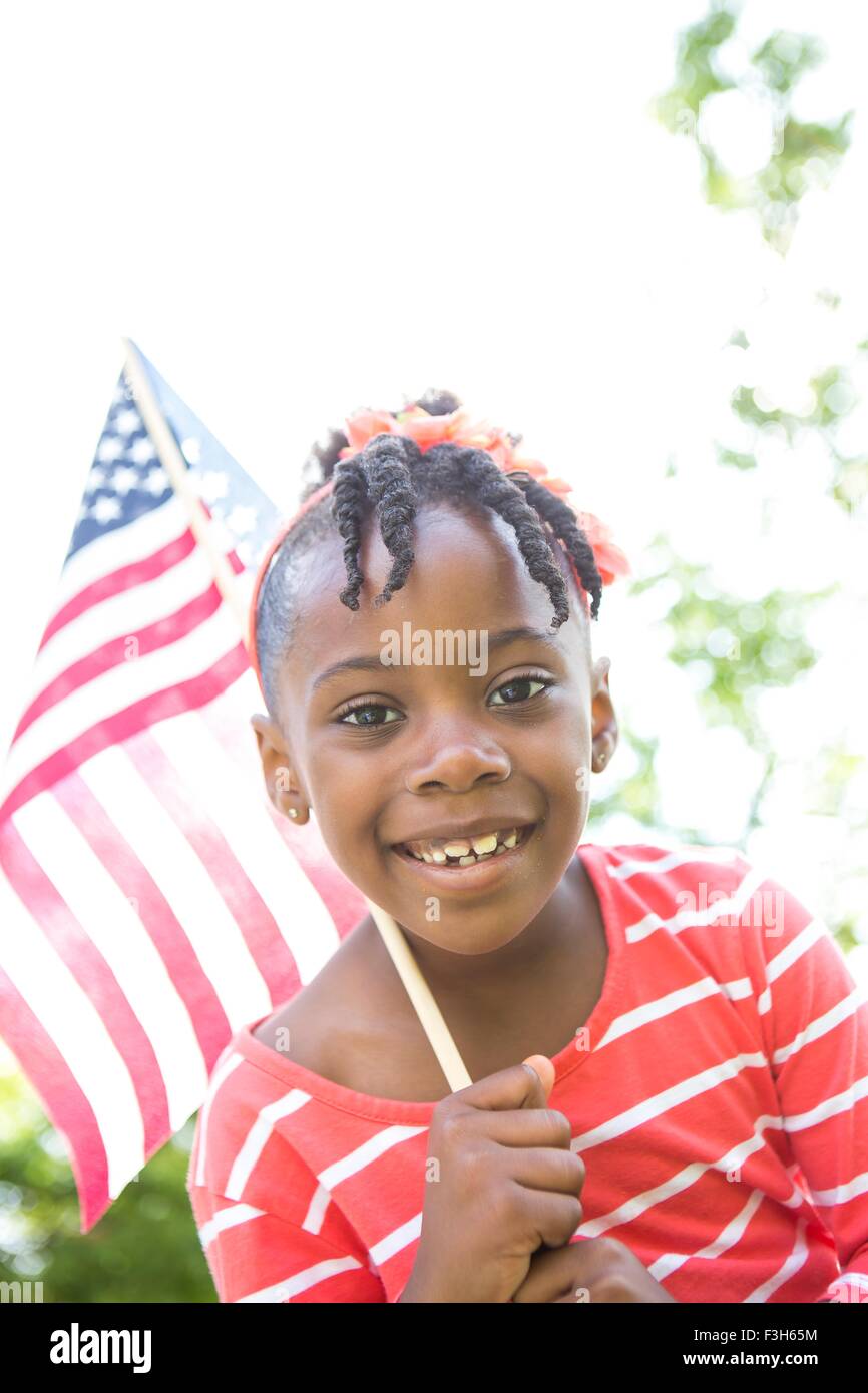 Porträt eines Mädchens mit amerikanischen Flagge im park Stockfoto