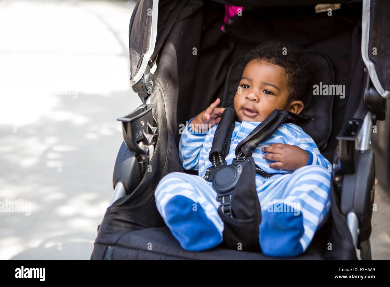 Baby Junge im Kinderwagen Stockfoto