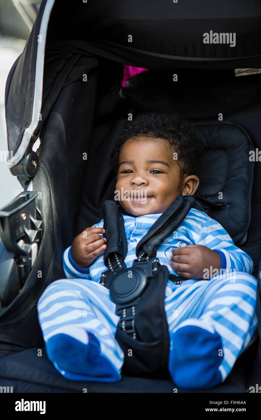 Baby Junge im Kinderwagen Stockfoto