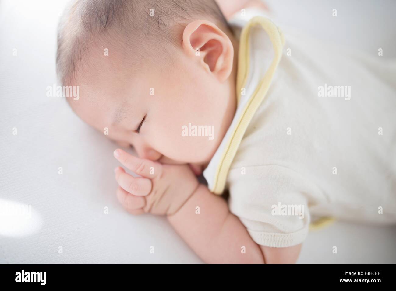 Babyjungen schlafen Stockfoto