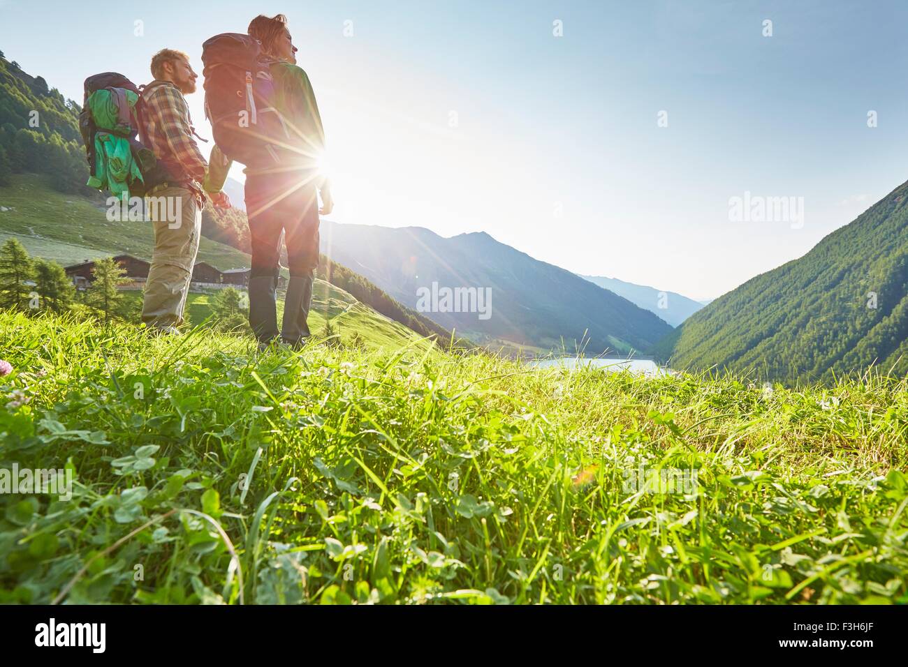 Junge Wandern paar Blick auf Vernagt Stausee und Finailhof Bauernhaus, Val Senales, Südtirol, Italien Stockfoto