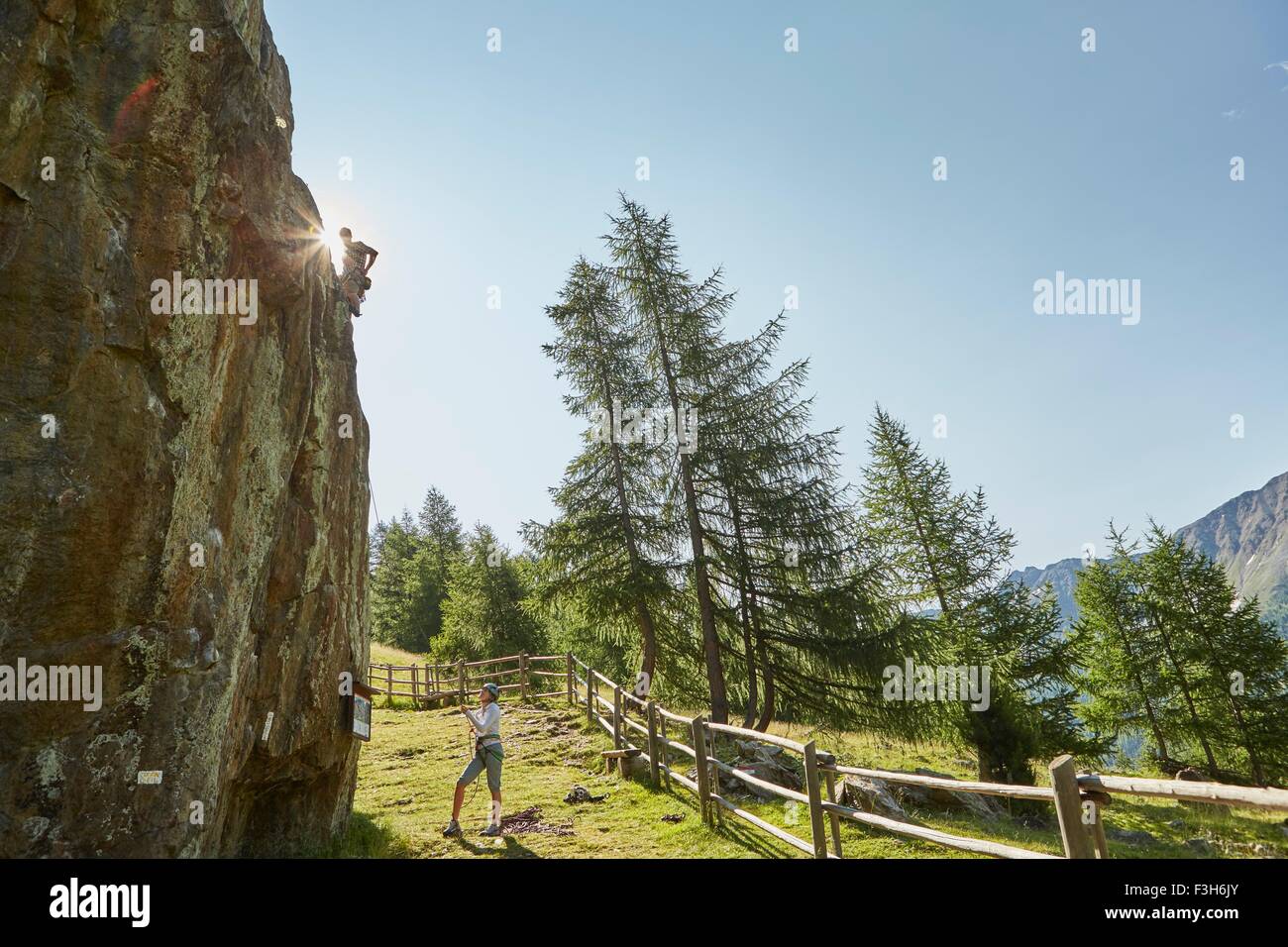 Young rock climbing paar Klettern Felsformation, Val Senales, Südtirol, Italien Stockfoto