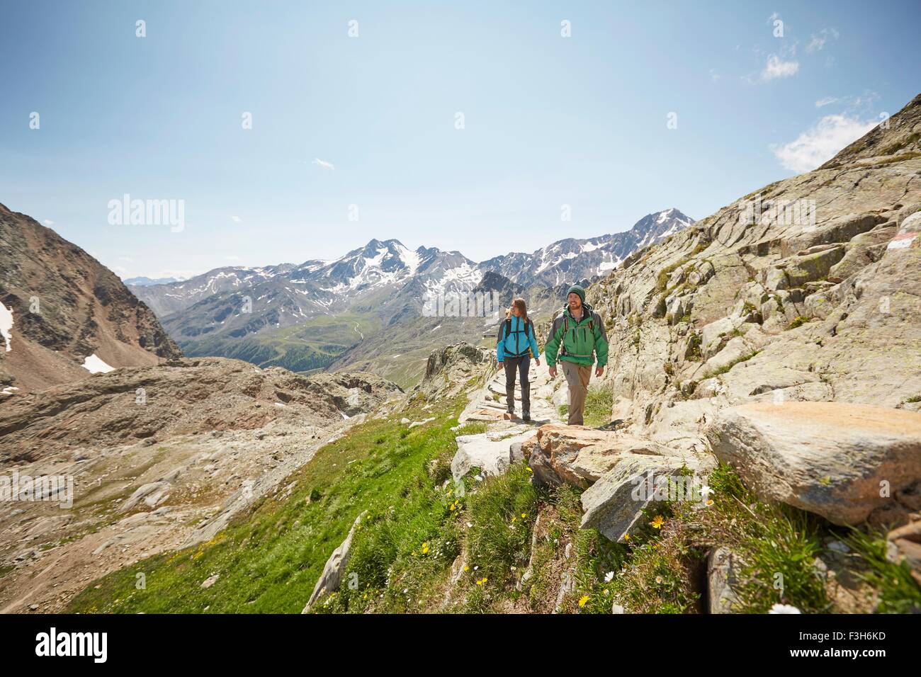 Junges Paar Wandern im Val Senales Glacier, Val Senales, Südtirol, Italien Stockfoto