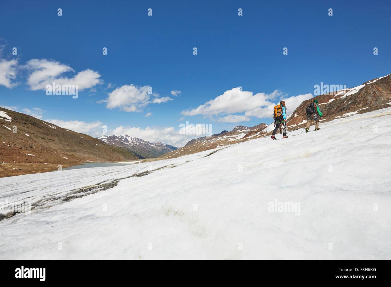 Junges Paar Wandern auf Eis am Val Senales Glacier, Val Senales, Südtirol, Italien Stockfoto