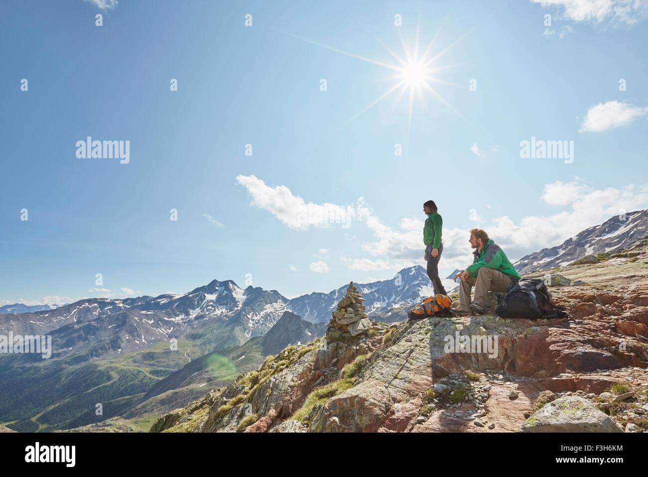 Junge Wandern paar Blick auf Val Senales Glacier, Val Senales, Südtirol, Italien Stockfoto