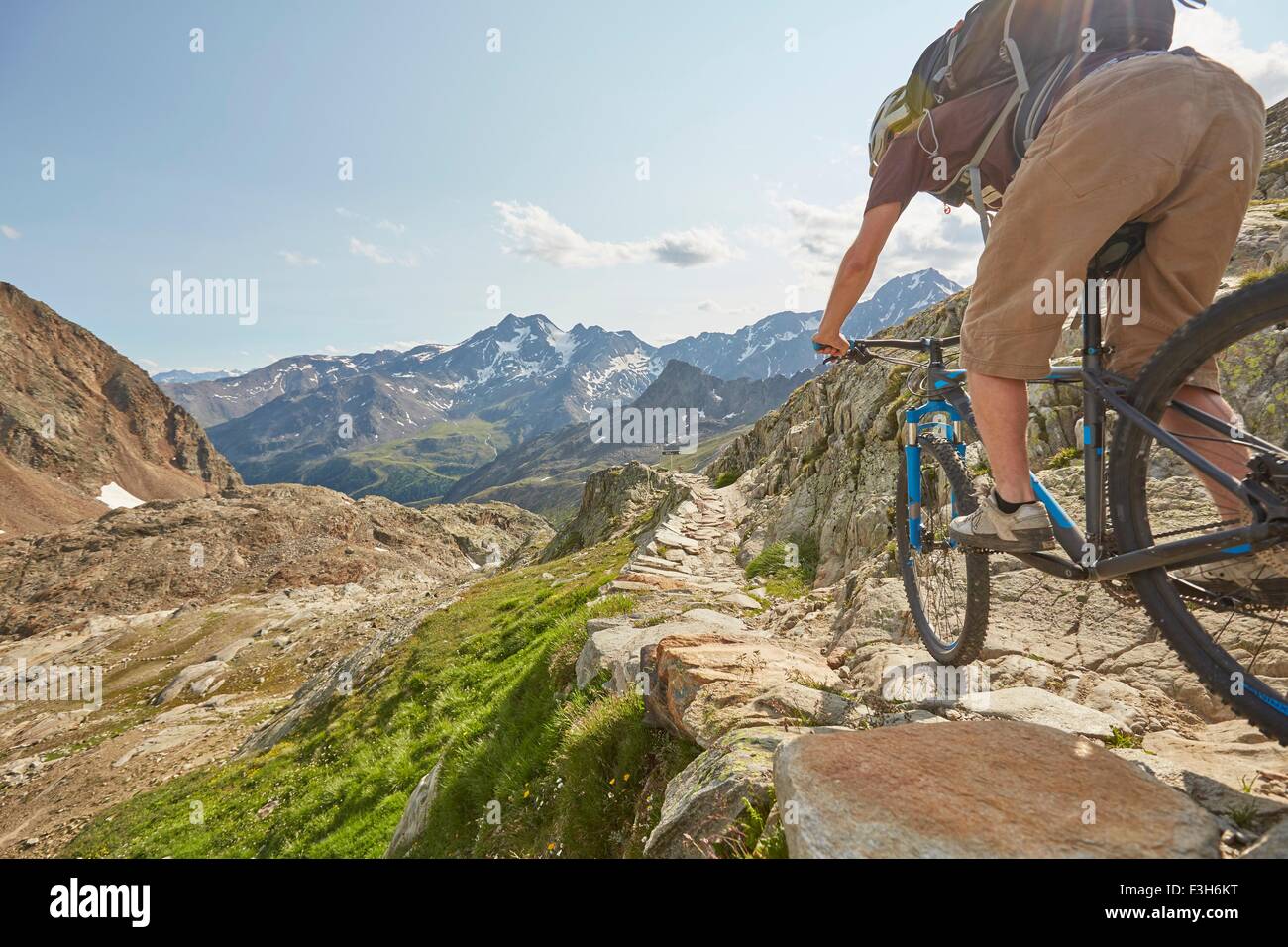 Junger Mann, Mountainbiken im Val Senales Glacier, Val Senales, Südtirol, Italien Stockfoto