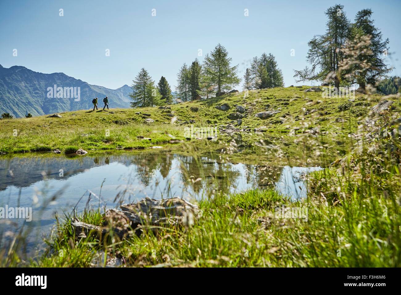 Junge Paar in fernen Wandern Landschaft, Karthaus, Val Senales, Südtirol, Italien Stockfoto