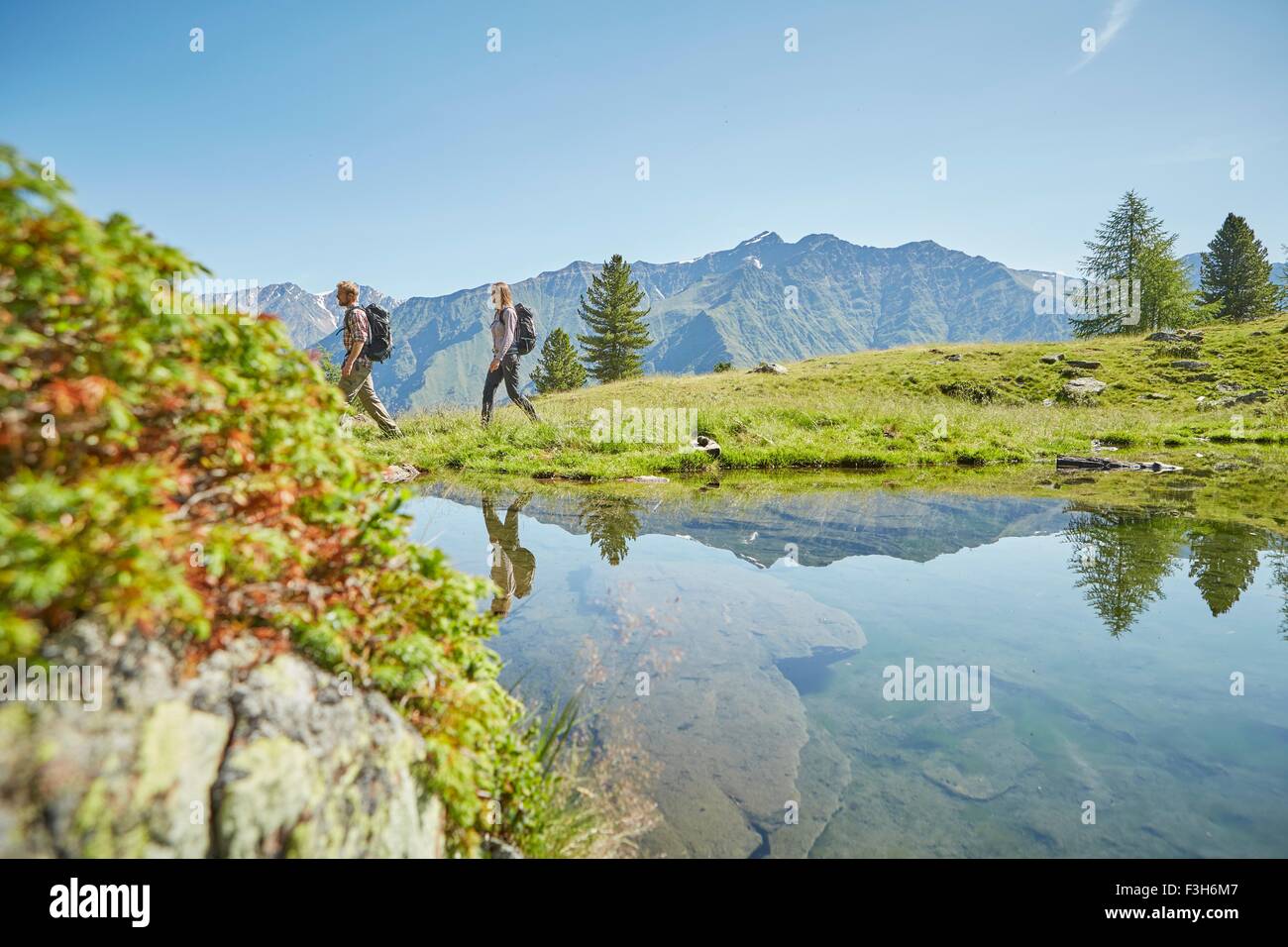 Junge Wandern paar in der Nähe von See, Karthaus, Val Senales, Südtirol, Italien Stockfoto