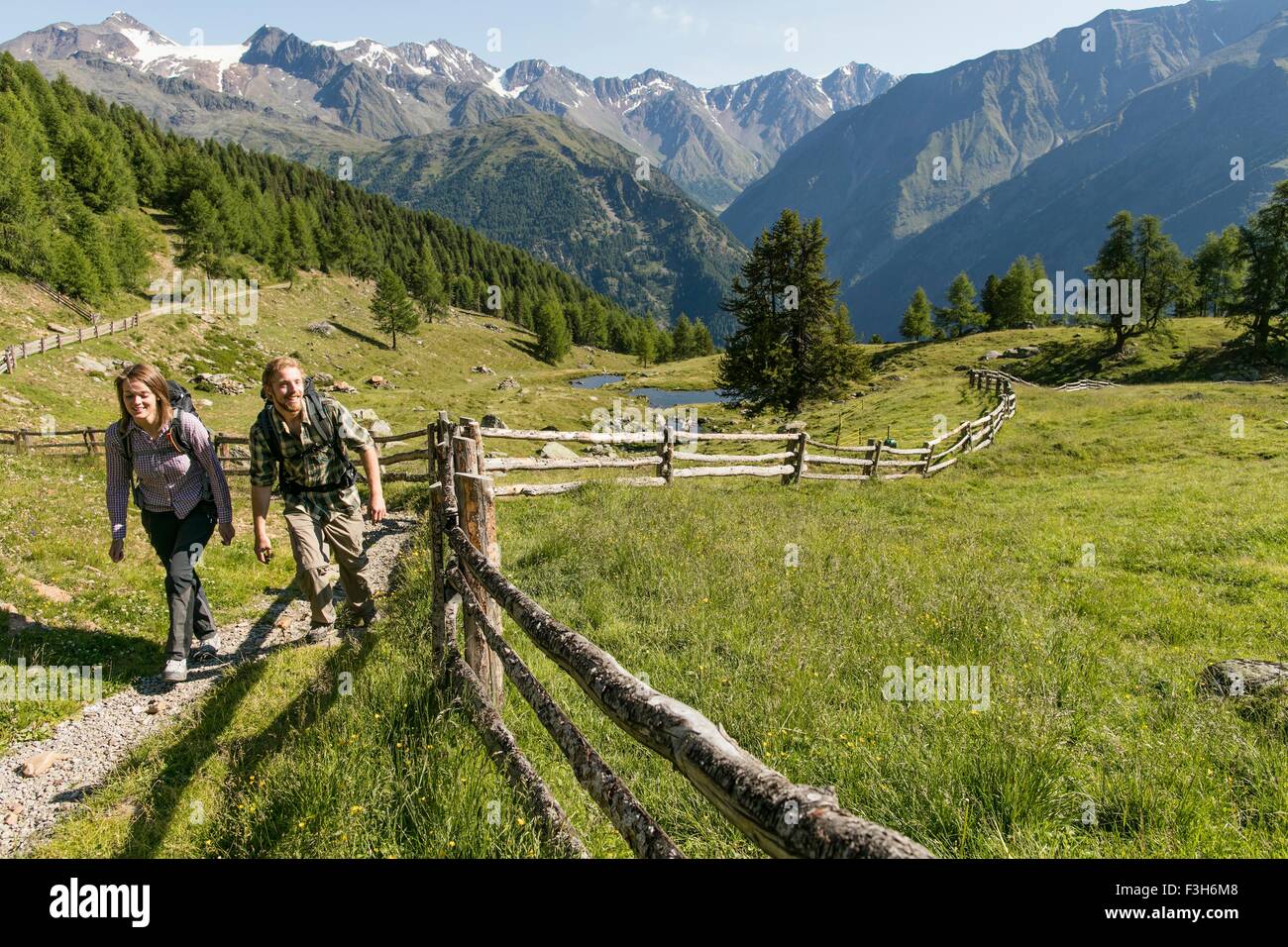 Junge Wandern paar Weg, Karthaus, Val Senales, Südtirol, Italien Stockfoto