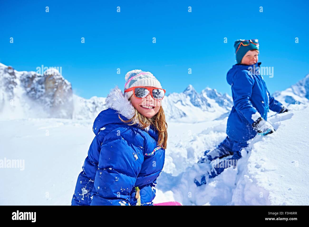 Geschwister spielen im Schnee, Chamonix, Frankreich Stockfoto