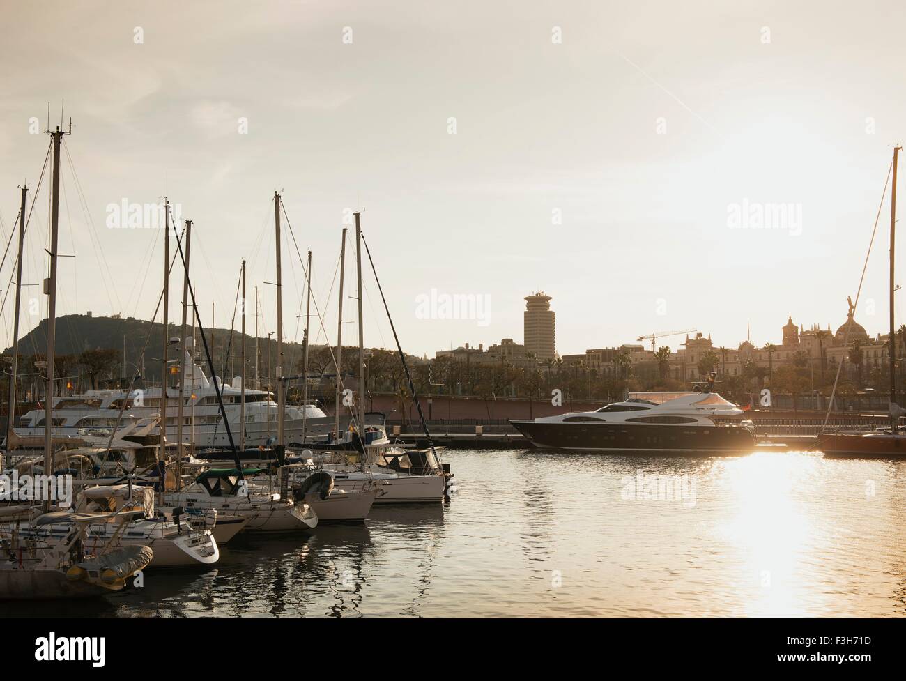 Sonnenuntergang am Hafen, Montjuic im Hintergrund, Barcelona, Spanien Stockfoto