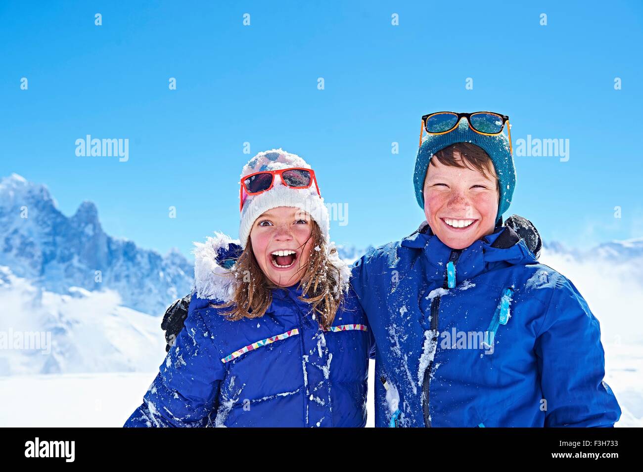 Geschwister in Winterkleidung, Chamonix, Frankreich Stockfoto