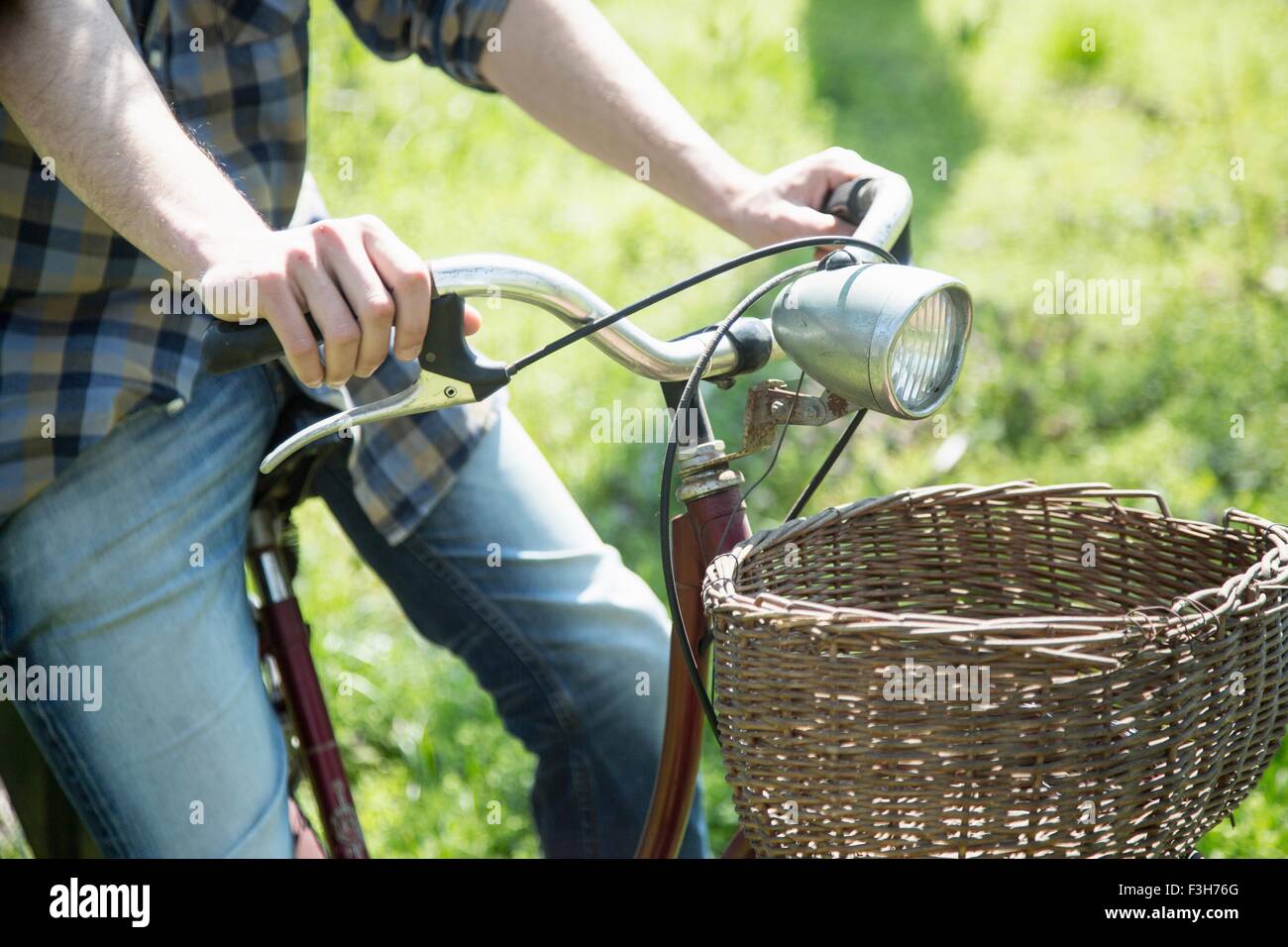 Ansicht des Jünglings Radfahren auf Rasen abgeschnitten Stockfoto