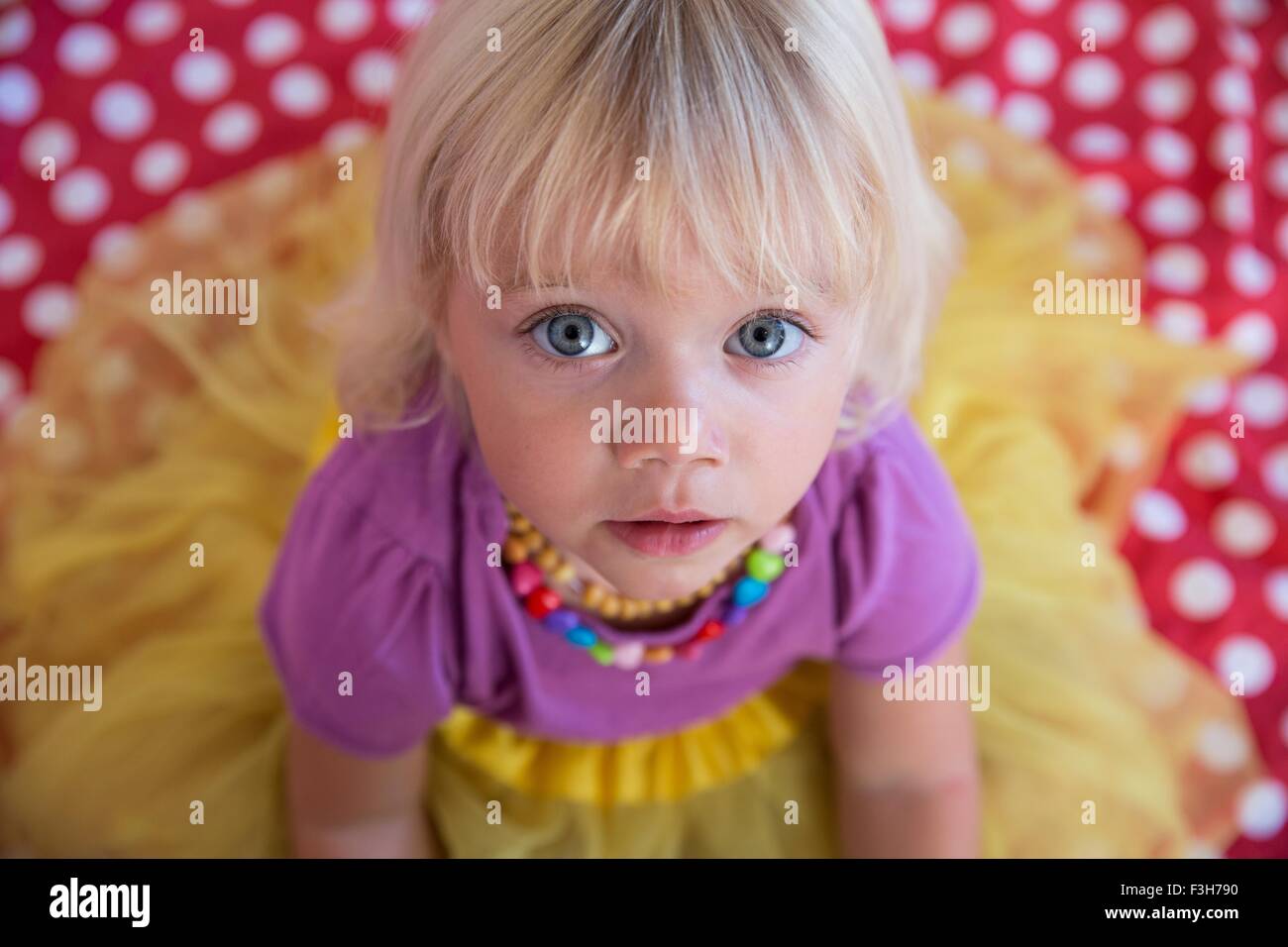 Obenliegende Porträt des weiblichen Kleinkind mit blauen Augen und blonden Haaren Stockfoto