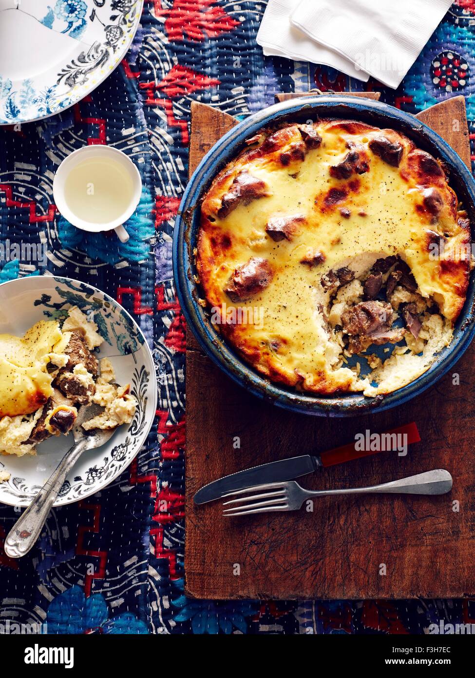 Albanische Tave Kosi gebackenes Lamm Stockfoto