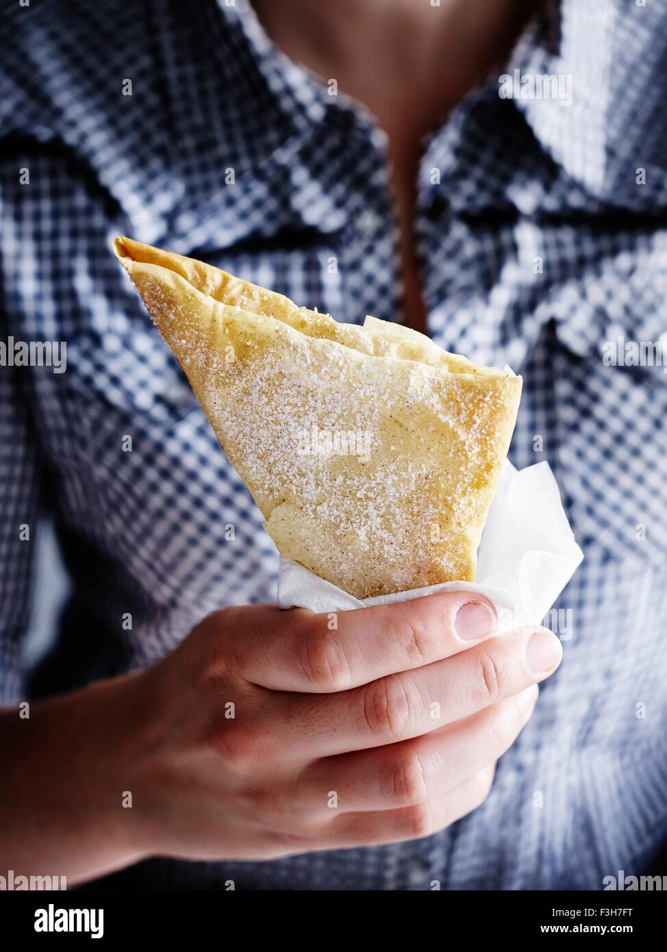 Mittleren Bereich der Mitte erwachsenen Mann hält Bougatsa Pudding Kuchen Stockfoto