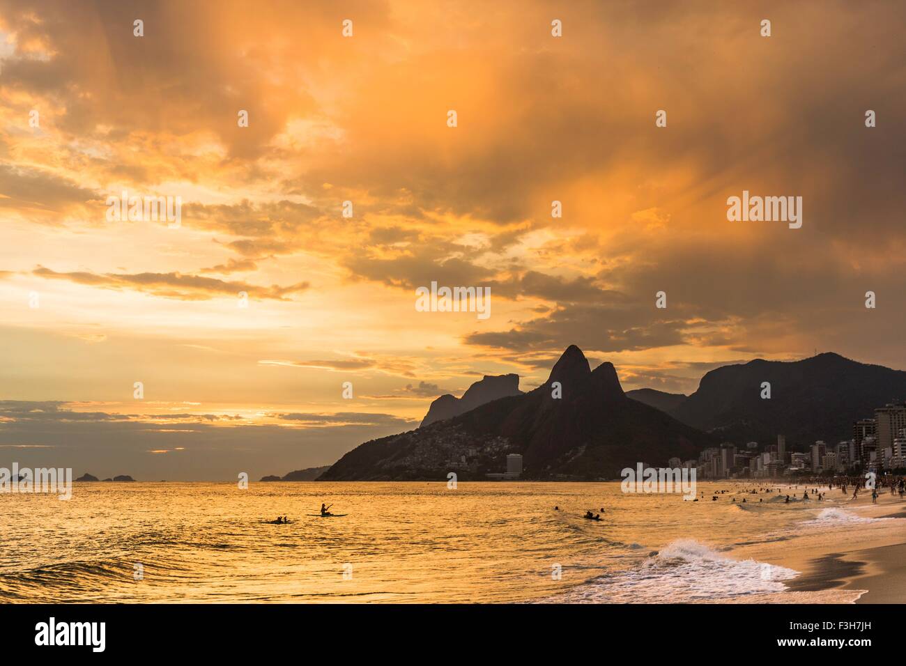 Blick auf Strand von Ipanema und Padre Dois Irmãos vor dramatischen Himmel, Rio De Janeiro, Brasilien Stockfoto