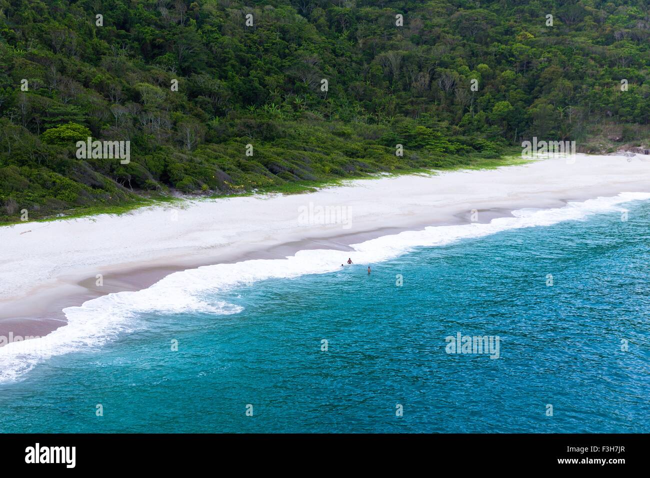 Vogelperspektive Blick auf Praia Funda und blaues Meer, Guaratiba, Rio De Janeiro, Brasilien Stockfoto