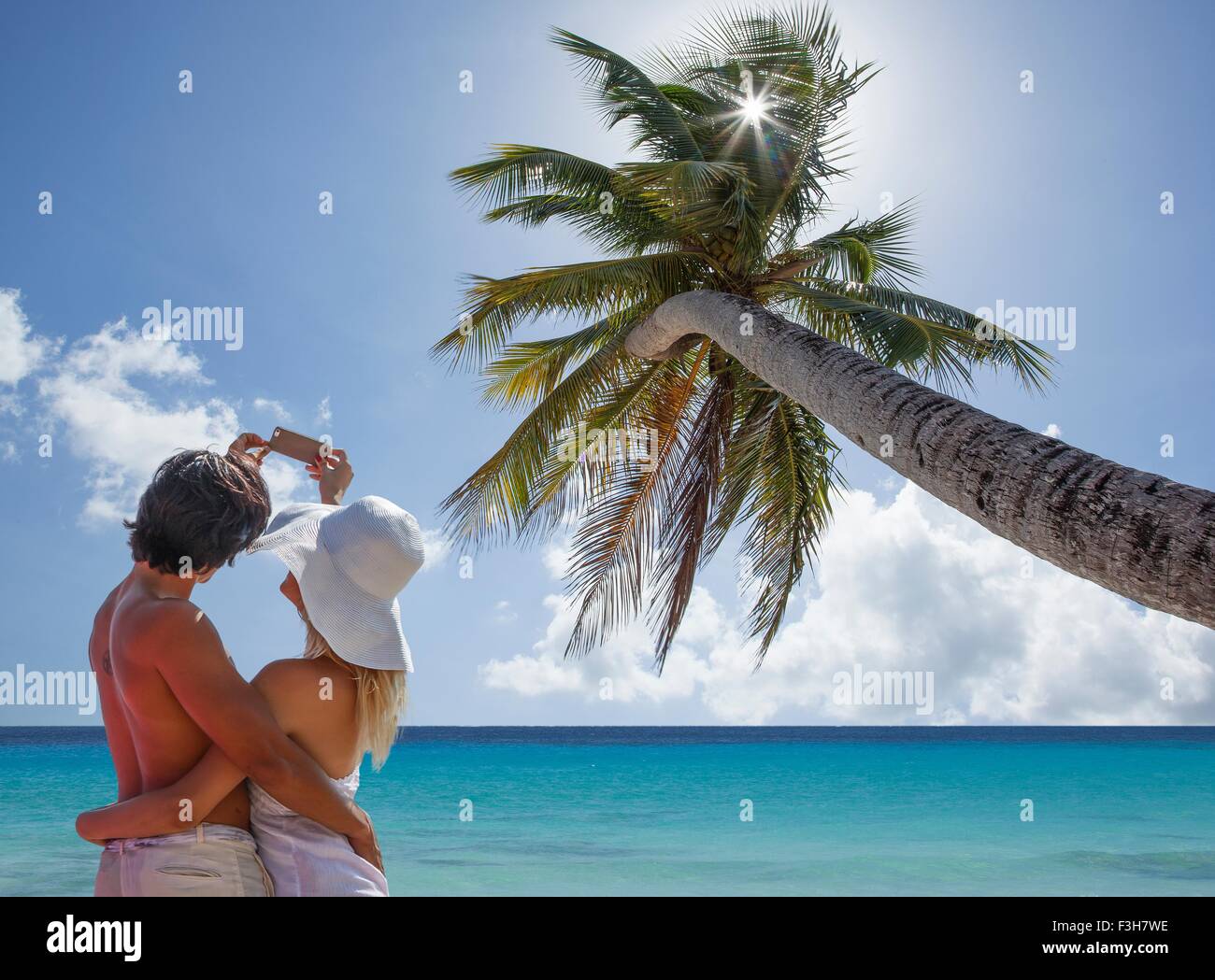 Paar nehmen Selfie mit Smartphone am Strand Stockfoto