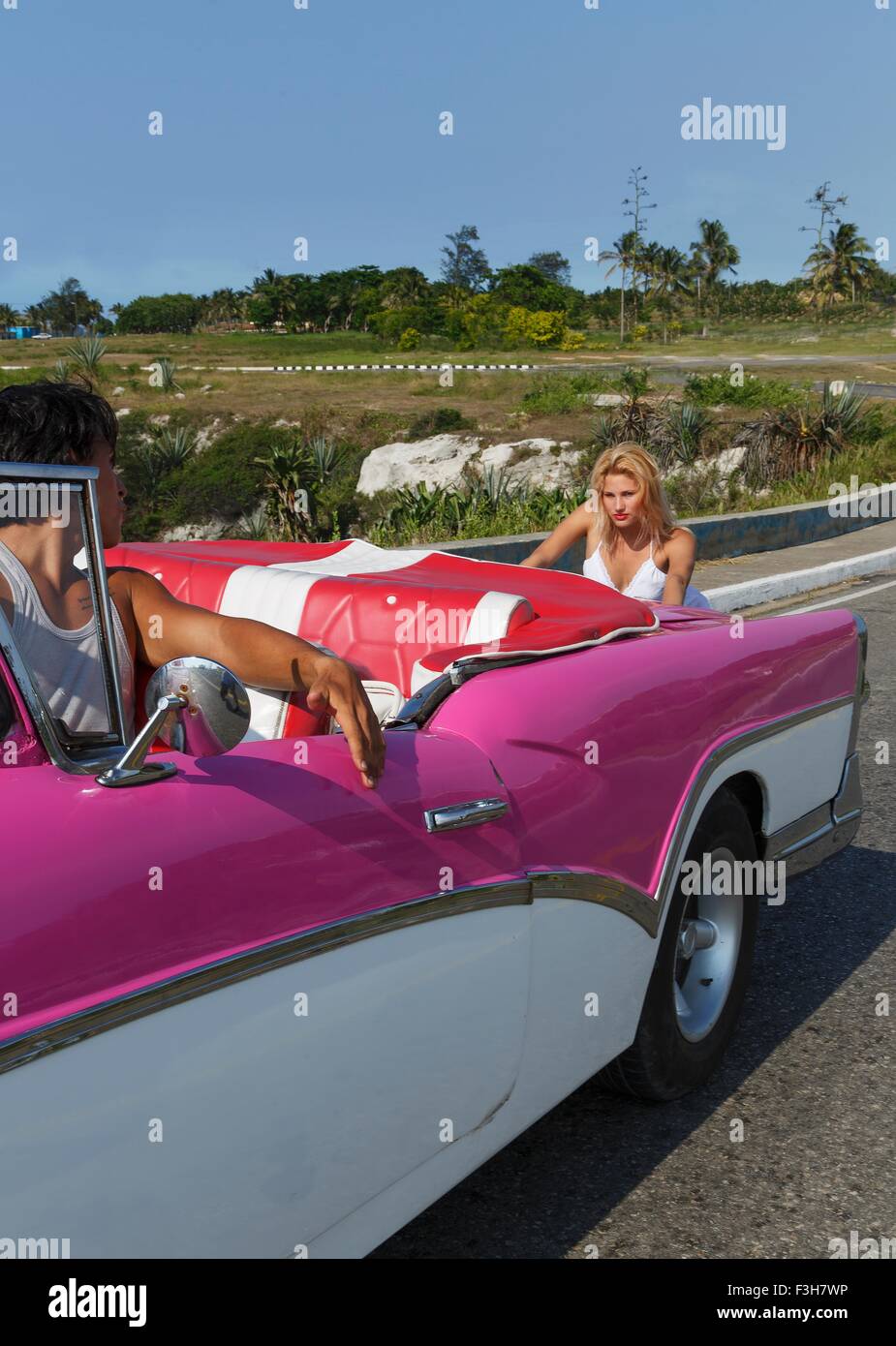 Frau treibt Cabrio unterwegs Stockfoto