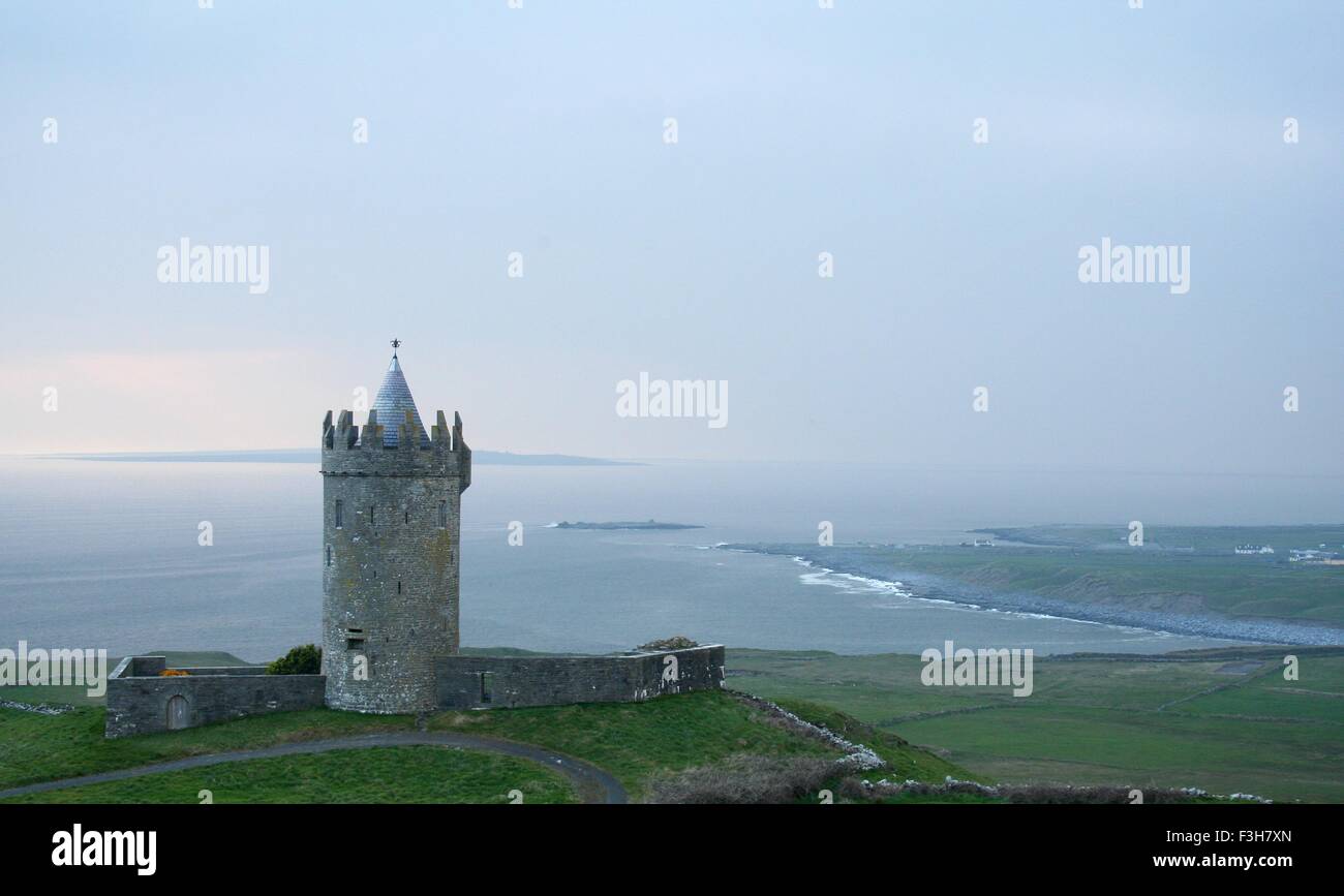 Doonagore Wohnturm in Doolin, Burren, Irland. Stockfoto