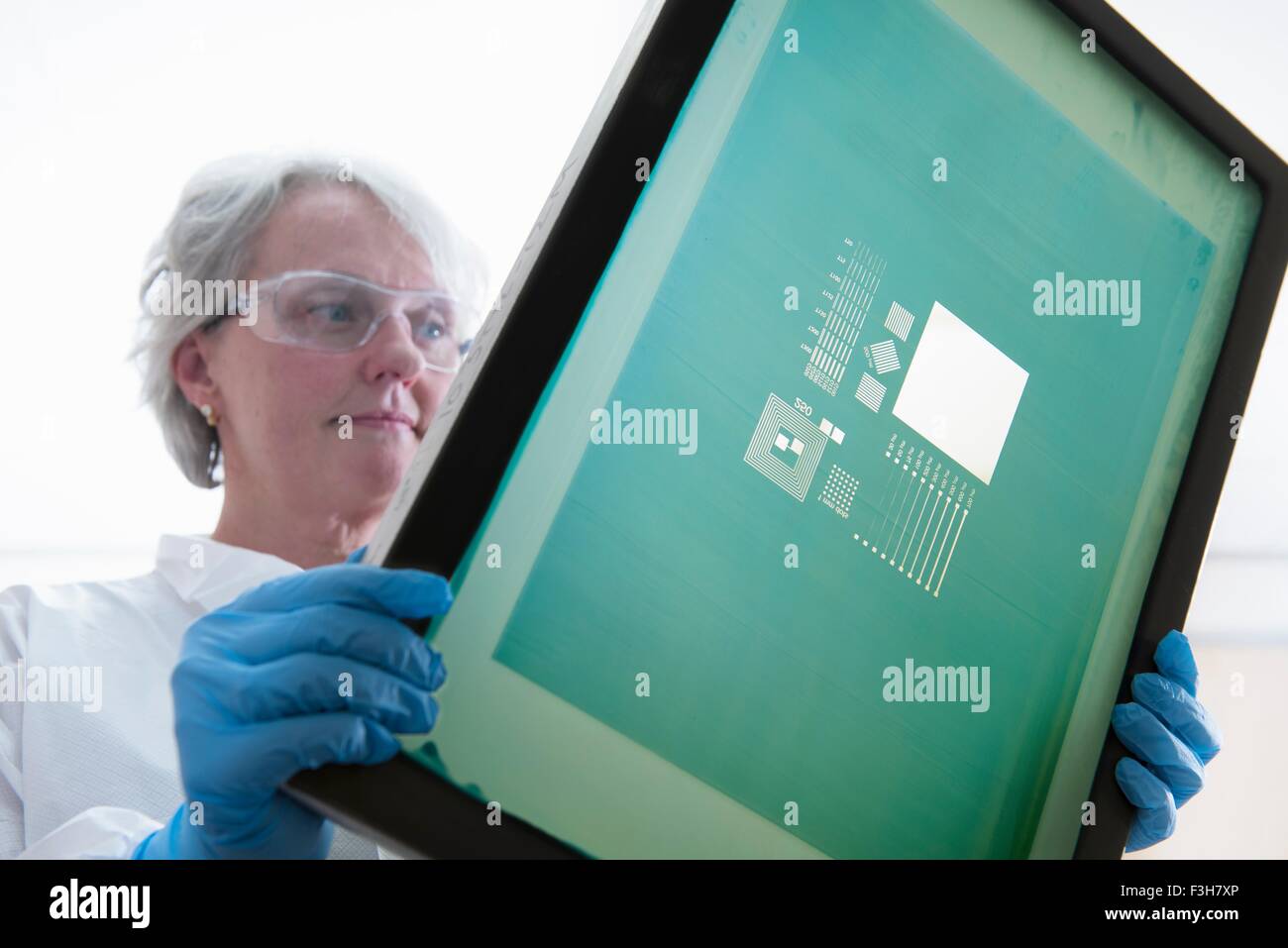Wissenschaftler inspiziert Drucker Siebgewebe für Graphen Tinte in Graphen-Verarbeitung-Fabrik, Nahaufnahme Stockfoto