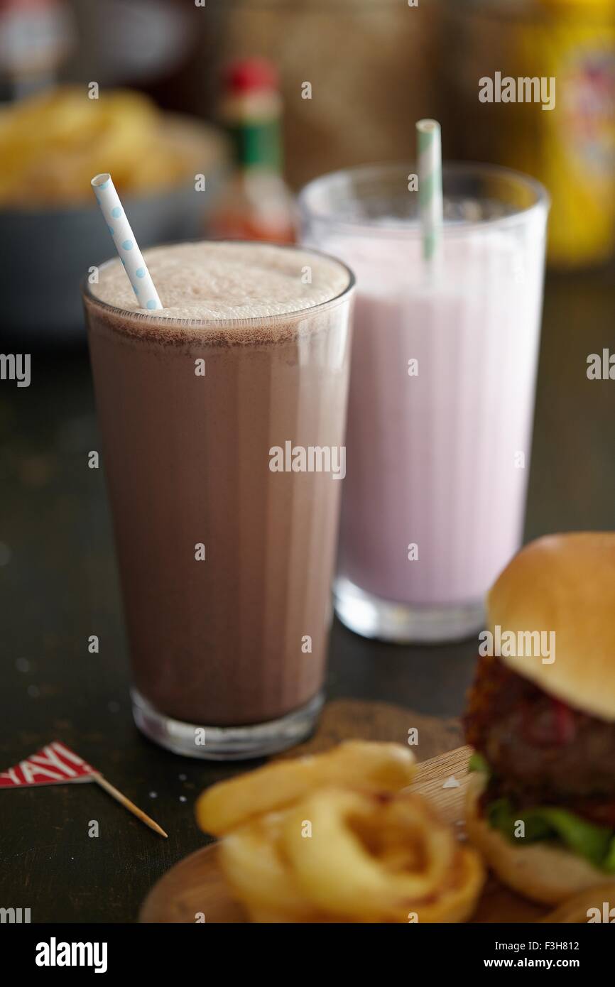 Milchshakes, Burger und Zwiebel Ringe Stockfoto