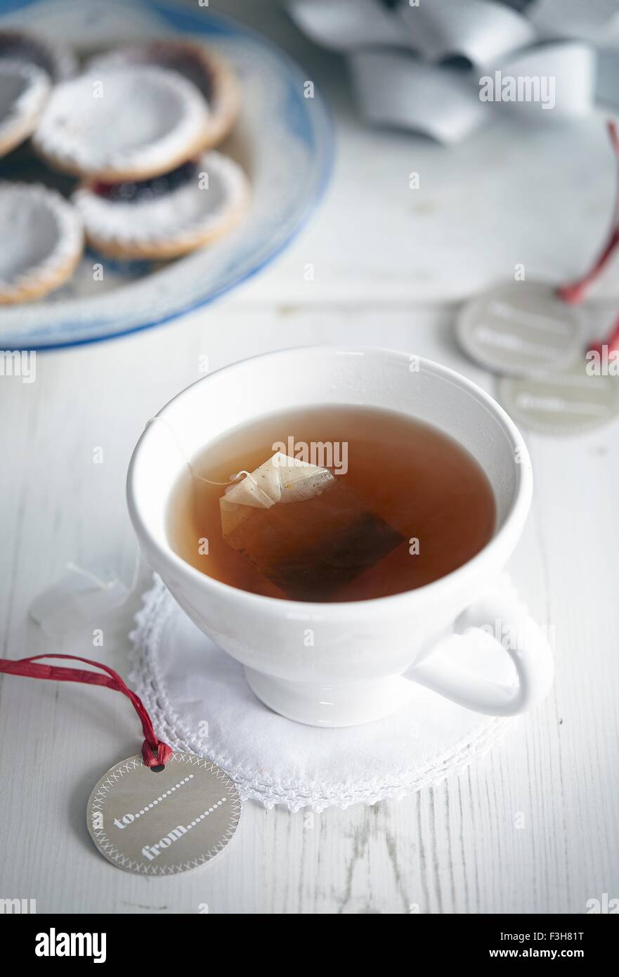 Früchte Tee und Geschenk-Tag, Torten im Hintergrund Stockfoto