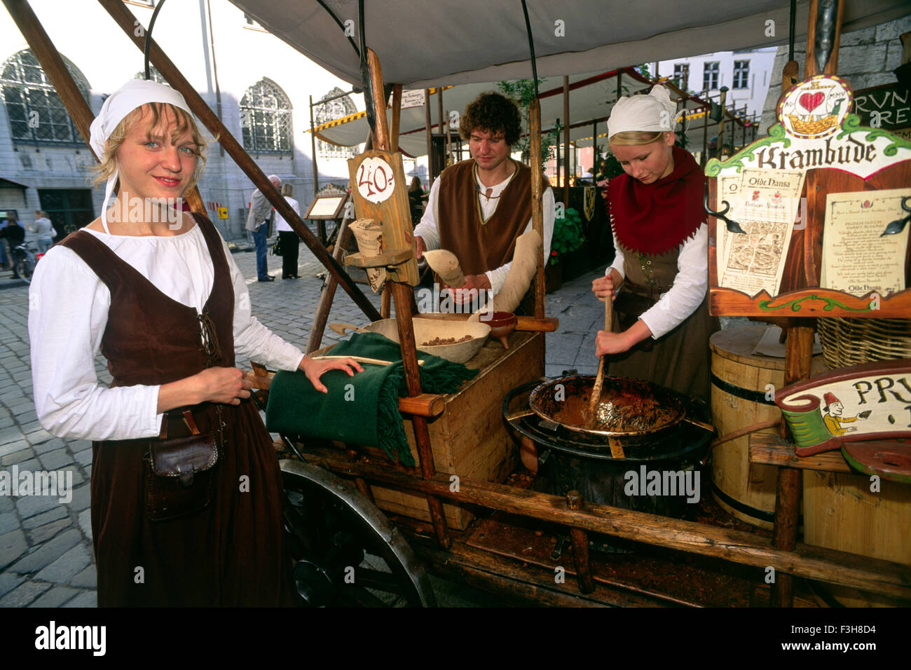 Estland, Tallinn, Olde Hansa mittelalterliches Restaurant, Frauen tragen traditionelle mittelalterliche Kleidung Stockfoto