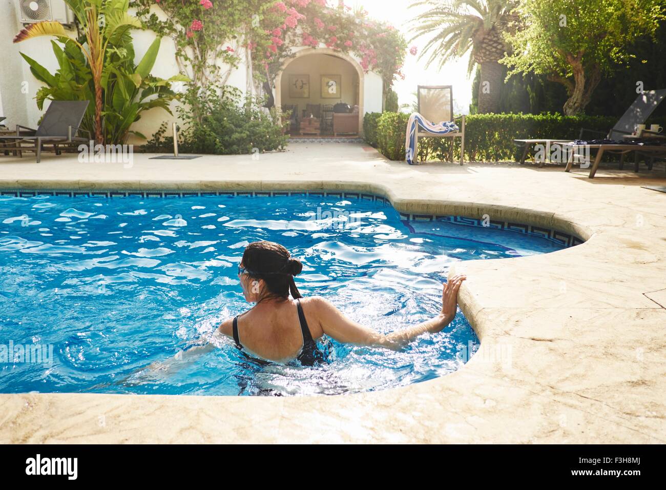 Reife Frau in Urlaub Ferienwohnung Schwimmbad schwimmen Stockfoto