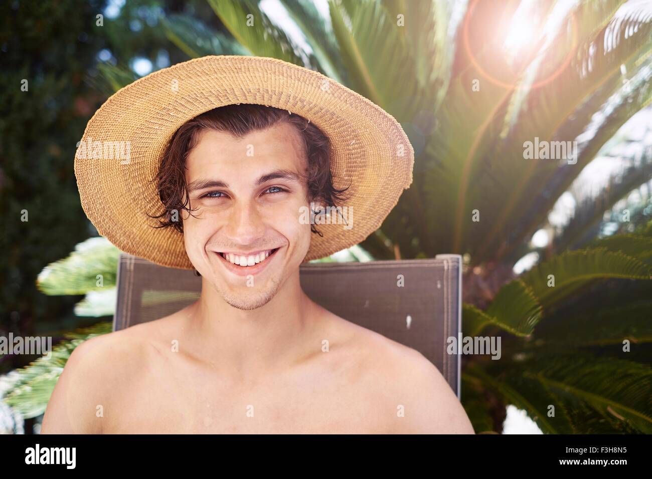 Porträt von lächelnden jungen Mann mit Sonnenhut Stockfoto