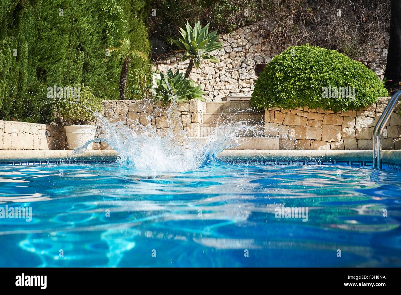 Im Urlaub Ferienwohnung Schwimmbad planschen Stockfoto