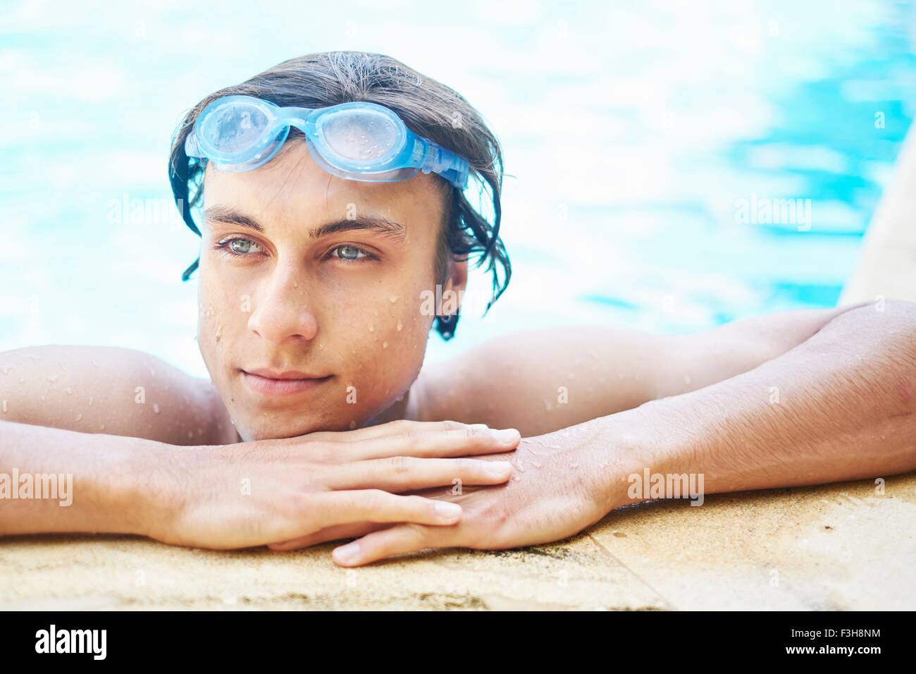 Porträt des jungen Mannes mit nassen Haaren im Schwimmbad Stockfoto