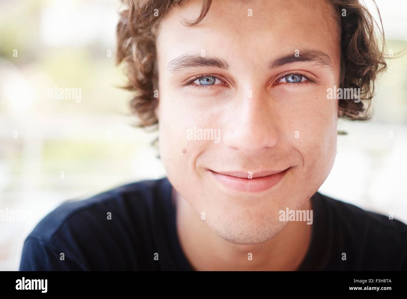 Porträt des jungen Mann mit blauen Augen hautnah Stockfoto