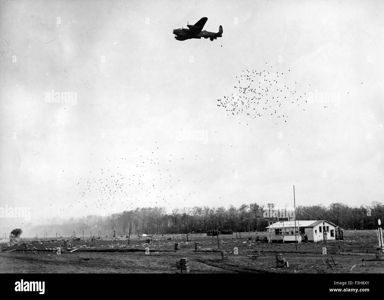 Betrieb MANA A Lancaster Tropfen Nahrungsmittelhilfe über Waalhaven Flugplatz in der Nähe von Rotterdam im April 1945 Stockfoto