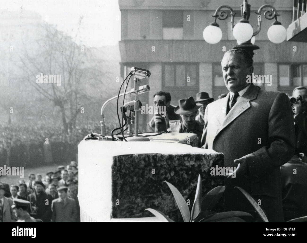 JOSIP BROZ TITO (1892-1980) jugoslawischen Führer sprechen über Triest in Belgrad 15. November 1953 während einer allgemeinen Wahl-Kampagne. Foto-Jugo-Foto Stockfoto