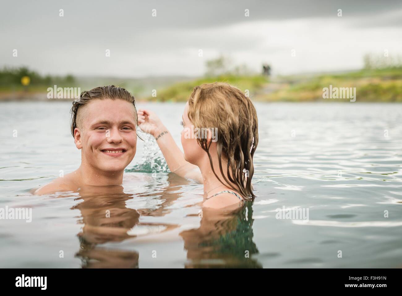 Porträt des jungen Paares planschen im Secret Lagoon Thermalquelle (Gamla Laugin), Fludir, Island Stockfoto