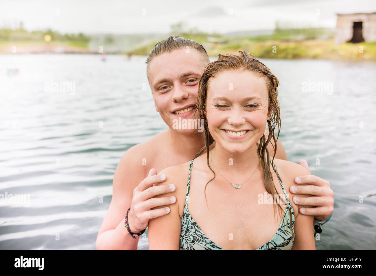 Porträt von lächelnden jungen Paares stehen in Secret Lagoon Thermalquelle (Gamla Laugin), Fludir, Island Stockfoto