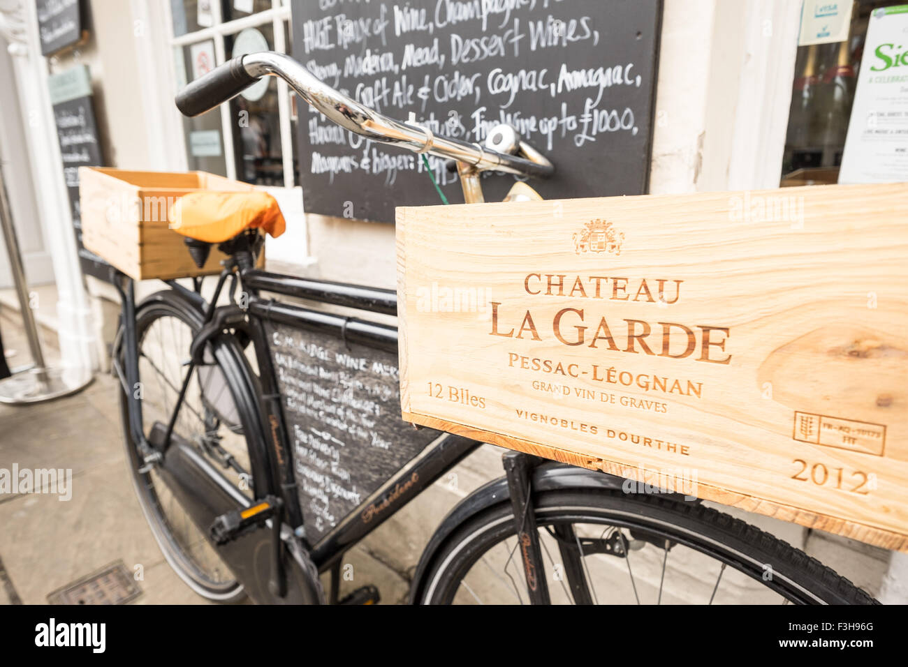 Fahrrad mit Werbung vor Cambridge Weinhändler, Könige parade Stockfoto