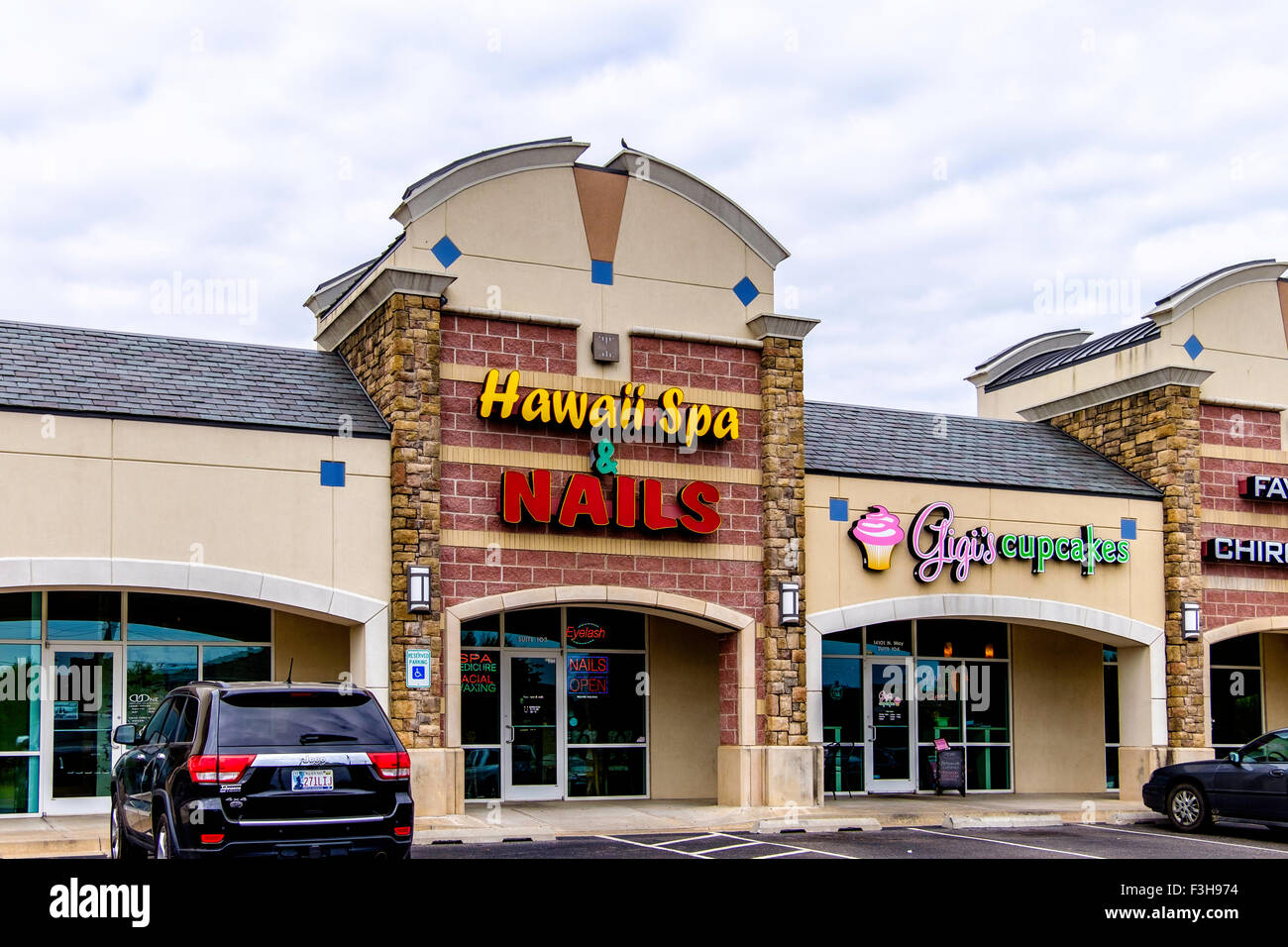 Hawaii Spa Nail Salon und Gigis Cupcakes speichern Außenbereich in einer Mall in Oklahoma City, Oklahoma, USA. Stockfoto